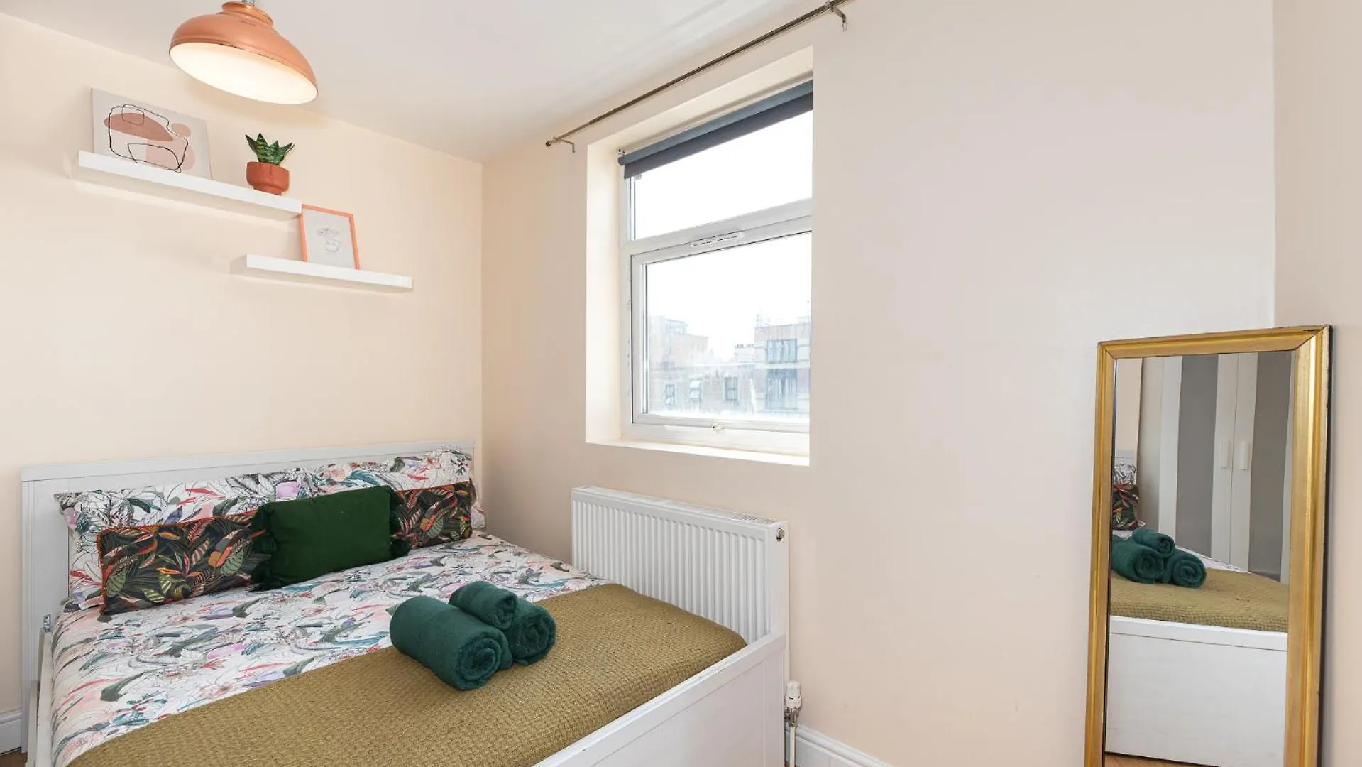 Lovely 3 Bedroom Flat , Aldgate, Tower Hill, Whitechapel London 0*,