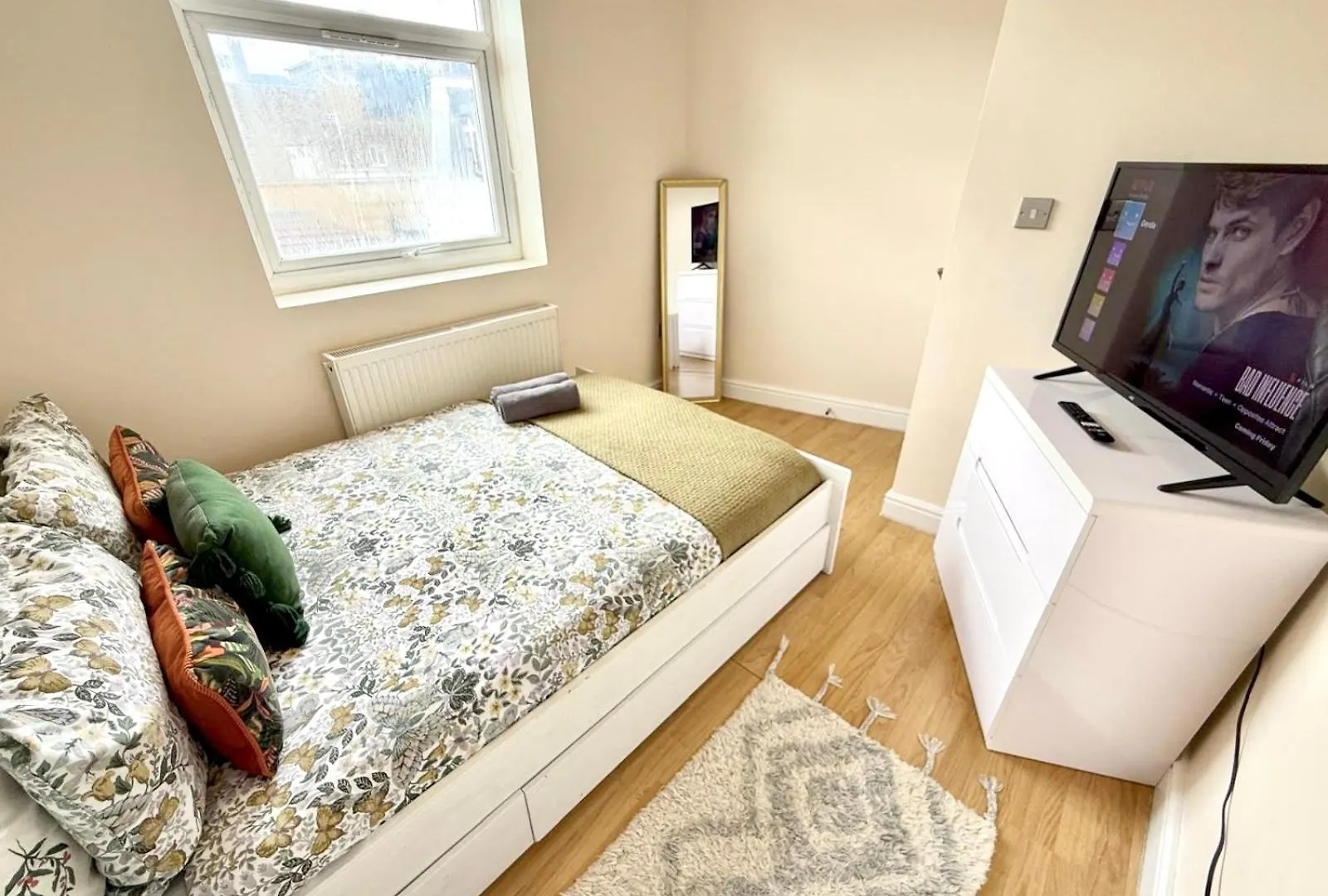 Lovely 3 Bedroom Flat , Aldgate, Tower Hill, Whitechapel London 0*,