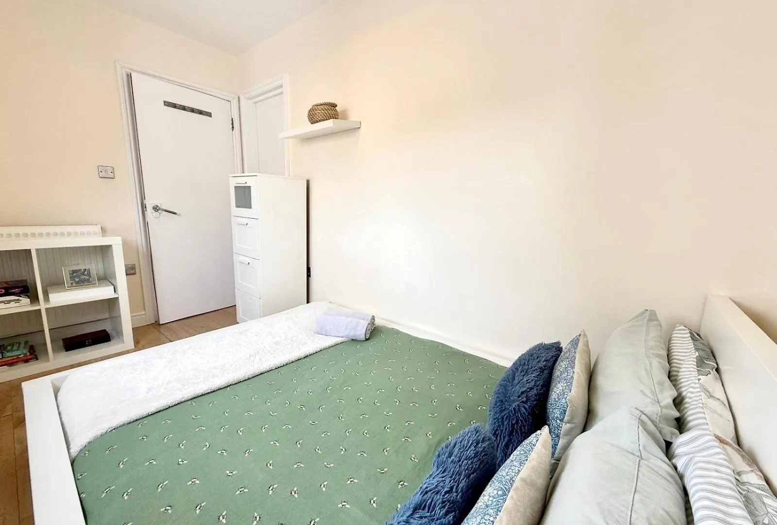 Lovely 3 Bedroom Flat , Aldgate, Tower Hill, Whitechapel London Apartment