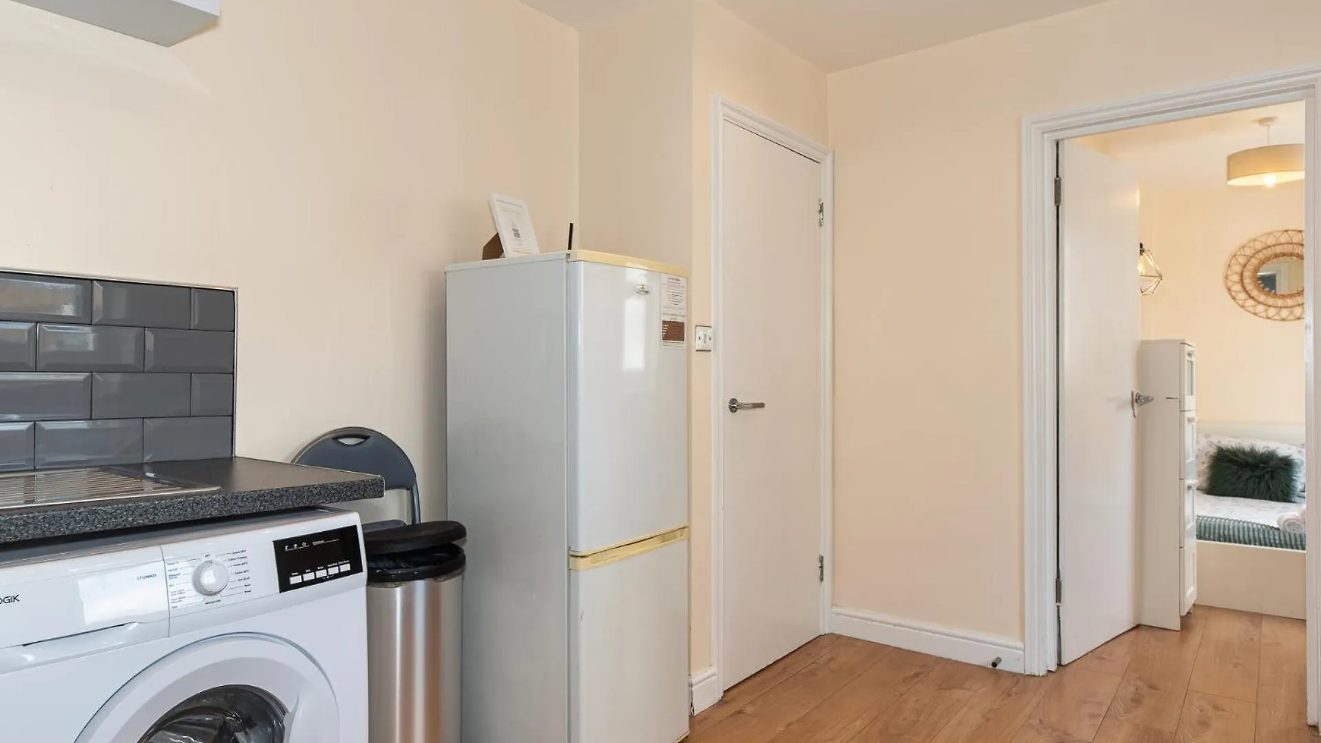 Lovely 3 Bedroom Flat , Aldgate, Tower Hill, Whitechapel London 0*,