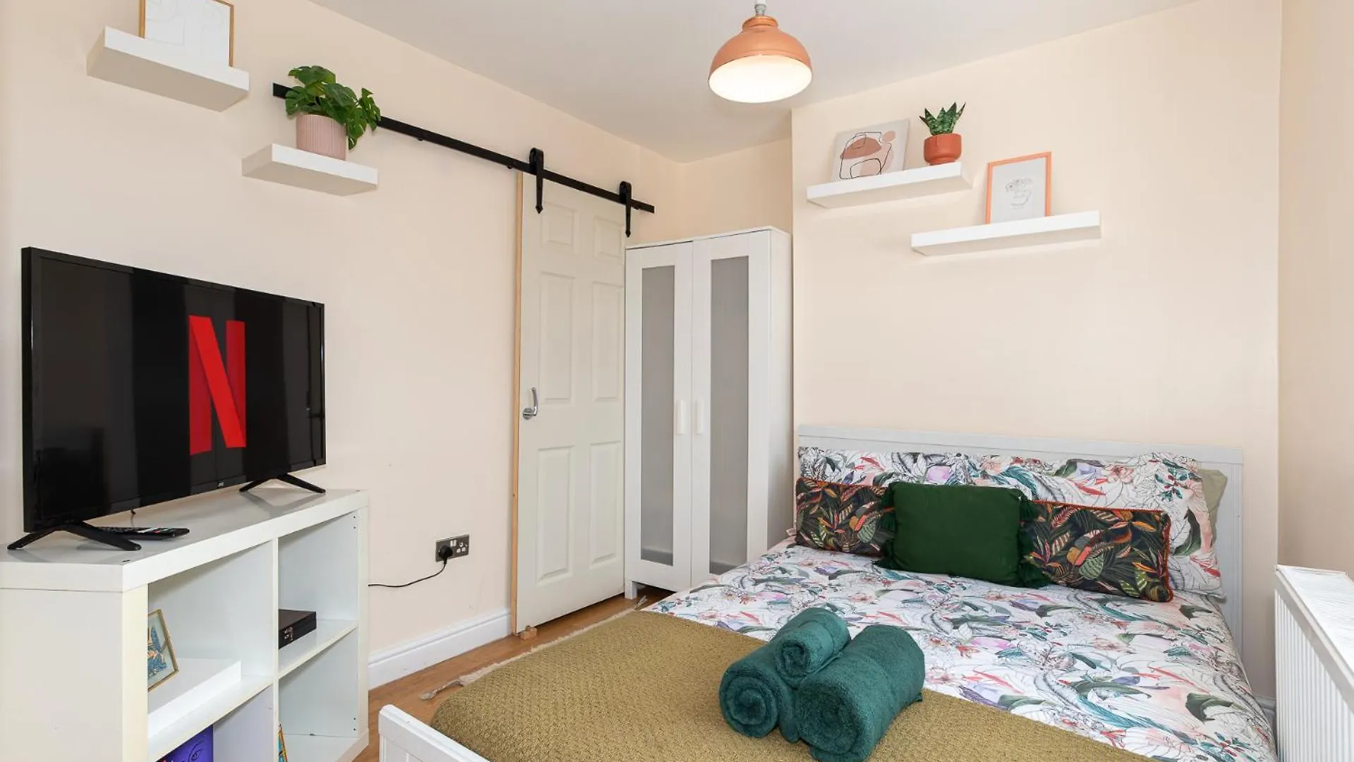 Lovely 3 Bedroom Flat , Aldgate, Tower Hill, Whitechapel London 0*,  United Kingdom